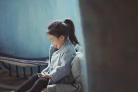 女儿说：“我被同学孤立了”，爸爸的回应，是我见过最温暖的答案图片