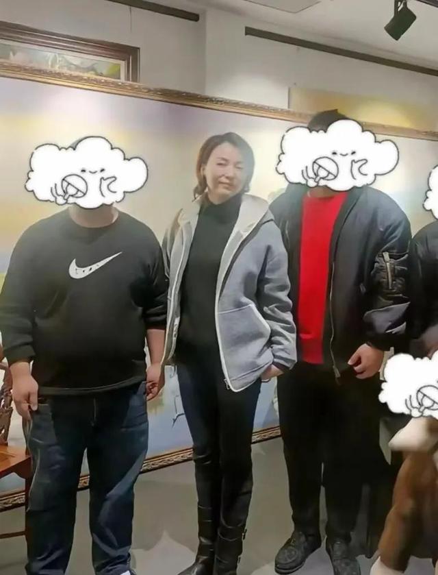 董卿与儿子现身南通，体态不错气色好，一点不像奔五的人