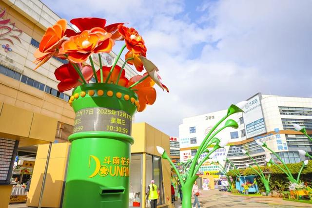 斗南花卉市场核心街区“焕新”登场！剑兰雕塑美不胜收