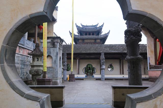 安徽歙县有一座徽商大宅院，雕梁画栋尽显风华，是徽州文化的圣殿