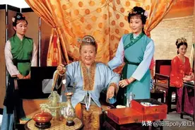 贾母为何招待刘姥姥？明线是针对金玉良姻，暗藏着人生反转的铺垫图片