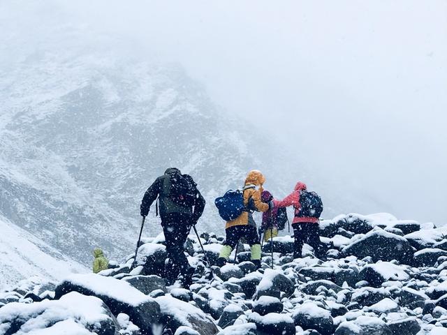 驴友雪山坠崖身亡，遇难画面曝光，身份被扒太可惜，网友却不同情