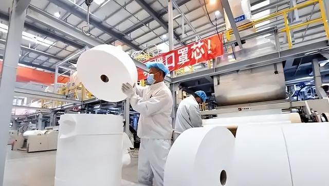 5年前	，靠倒卖口罩一年赚60亿元，住5万一夜酒店的他，如今咋样了