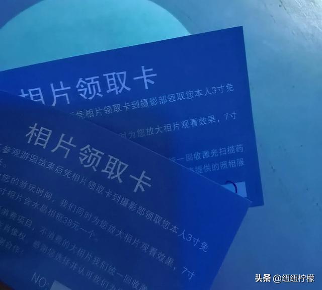 周末,带孩子到商场里的海洋世界玩一玩
