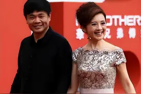 富豪丁健抛妻弃子，没想到前妻和现任竟处成闺蜜，究竟是为何？图片