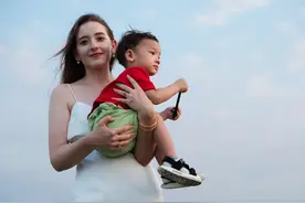 山东小伙娶美国女孩，媳妇儿颜值逆天似明星，婚后定居德州修飞机图片