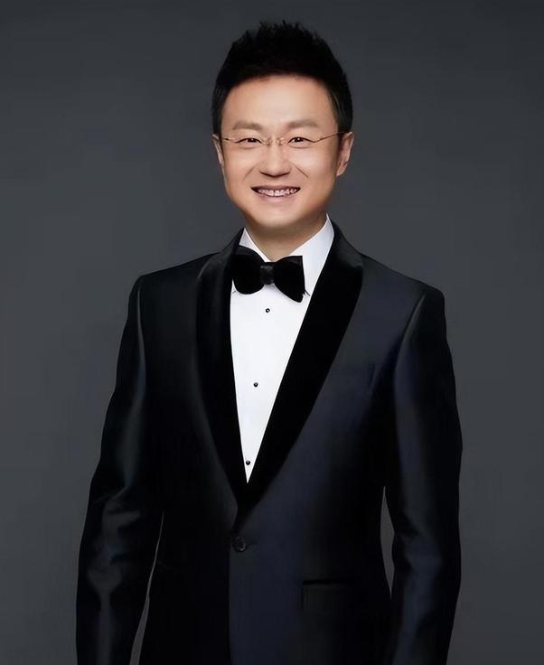 阅兵解说员揭秘，原来是他们俩，都是我们熟悉的央视著名主持人