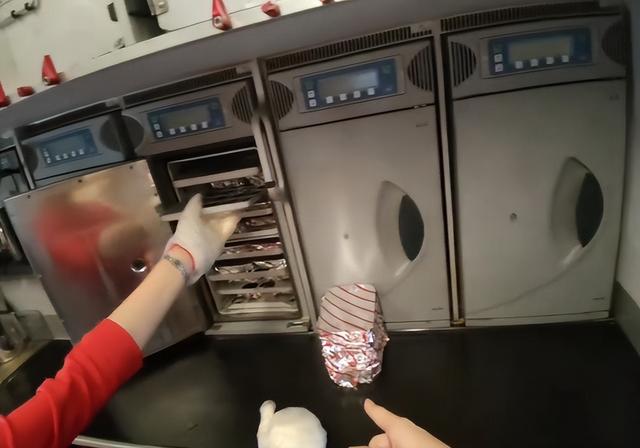 乘客欲在飞机后舱厨房摆餐遭拒，引网友热议