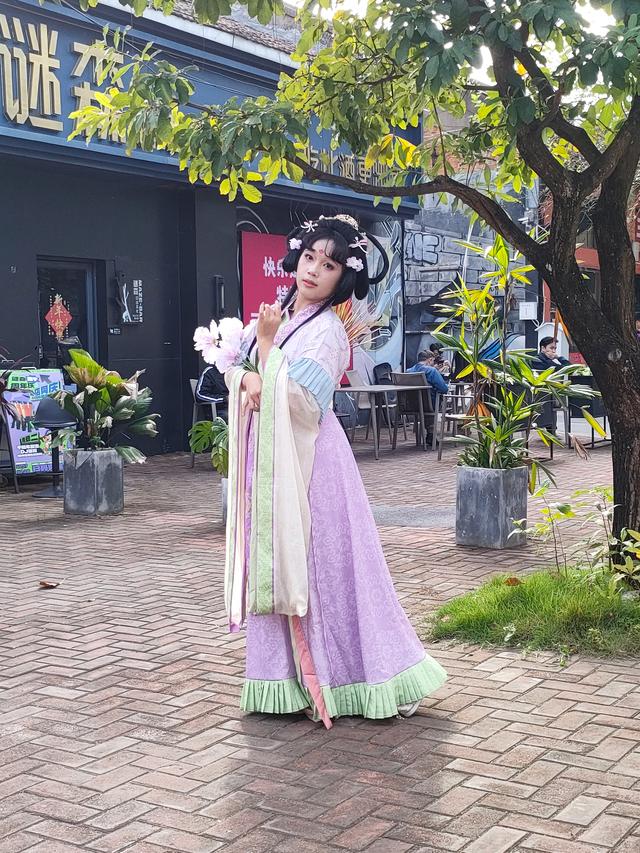 2025.11.22下午，南宁百益上河城举办国风表演，汉服巡游。