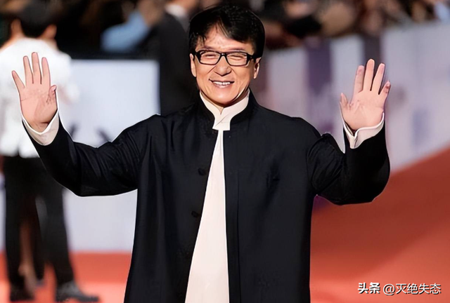 官媒对成龙的称呼变了，三字之差释放强烈信号，王晶那番话没说错