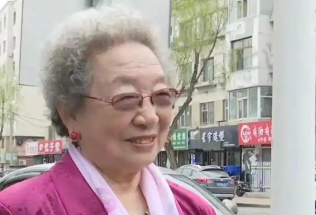 85岁大妈相亲84岁大爷，大妈：我工资要帮儿子孙子，大爷：不介意