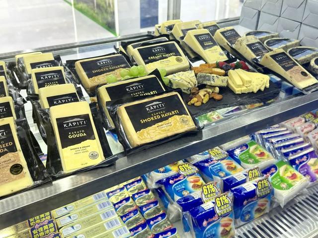 高市帮手到位，最大战舰闯台海，解放军7舰押送，国防部再发警告