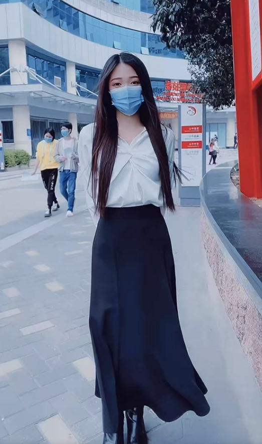 广西护士“小月月”去世，年仅23岁，长得漂亮身材好，最后瘦脱相