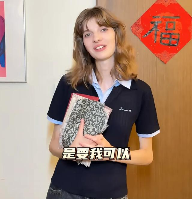 女儿开学第一天，董力阿诺全家出动，阿诺给女儿手工制小被子