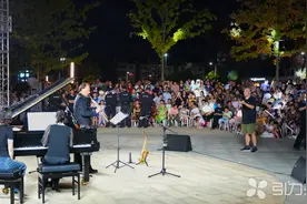 吴江这场露天音乐会上，上千人邂逅浪漫萨克斯图片