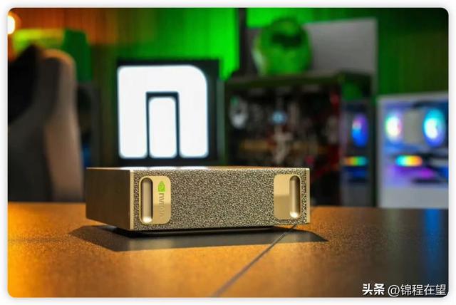 黄仁勋携DGX Spark见马斯克：28533元迷你超算抢占个人AI推理市场