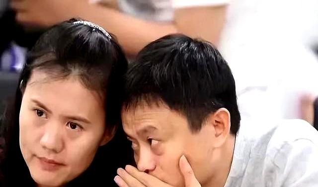 马云马嫂罕见同框！网友狂夸旺夫天花板，她凭啥成马云底气？