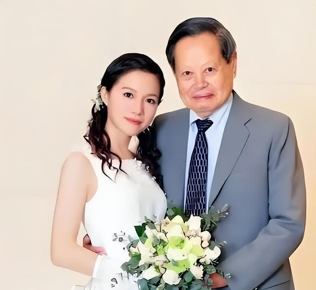 事实证明，49岁无儿无女的翁帆，早被杨振宁安排好了退路