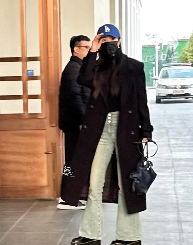 杨幂把大衣穿明白了 酷飒慵懒全拿捏 普通人这么搭 出街也能有