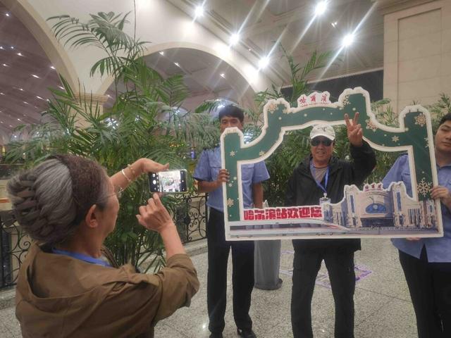 黑龙江开行首趟“悠享龙江·银旅号”适老化旅游专列