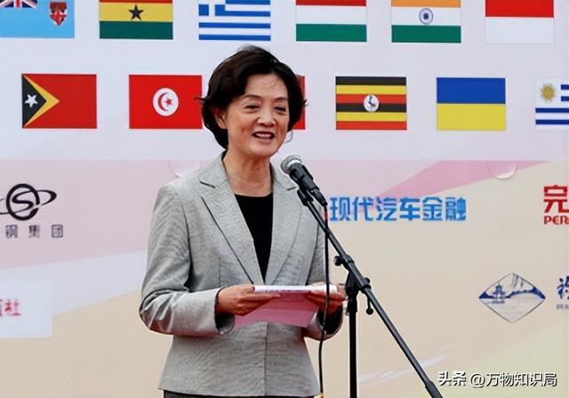 “外交男神”王毅年轻旧照，与妻子罕见同框，岳父曾是周总理秘书