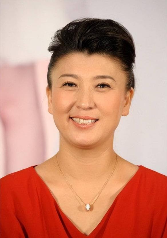 王新军没想到，闫学晶人设崩塌不到半月	，秦海璐因一句话口碑暴增