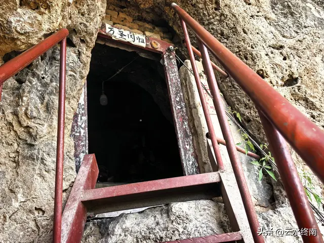 邱祖驻足的青崖洞“低头吸腹夹破头”：除了洞连洞还有“一线天”