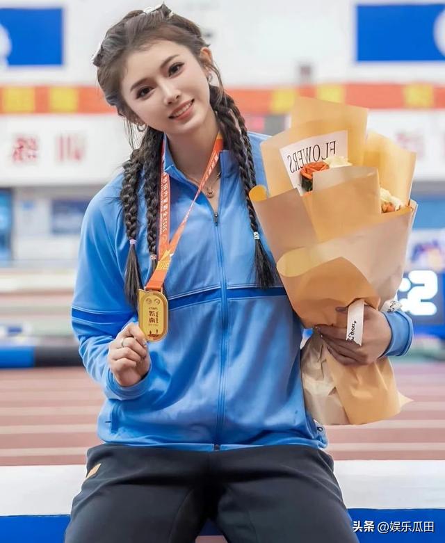 网友日本偶遇吴艳妮，本人体格壮实超级高，真人比照片更美丽