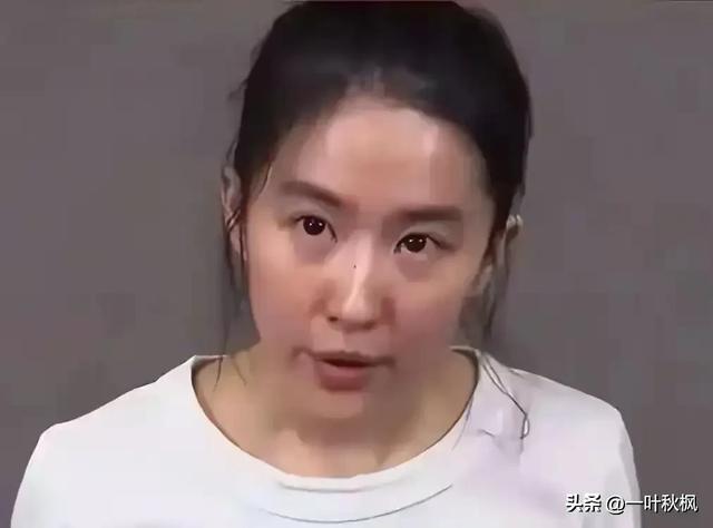 刘亦菲素颜出镜，与路人无差别，网友：这才是真实状态