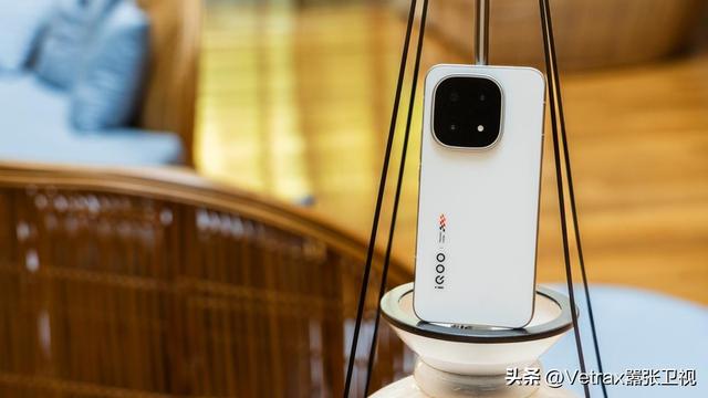 iQOO 15：以全能最强“光”，致玩家