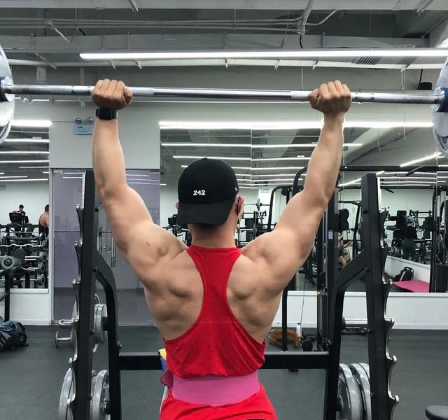 北京医生竟然是肌肉猛男！？脱下工作服之后，女网友纷纷求打针！