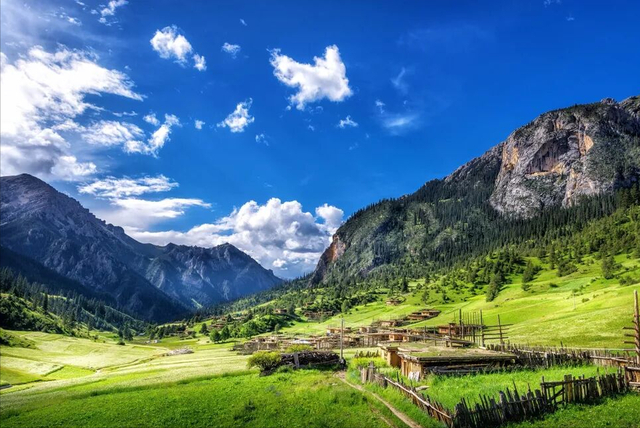 西藏类乌齐秘境徒步：穿越原始松林，邂逅隐居高山湖泊