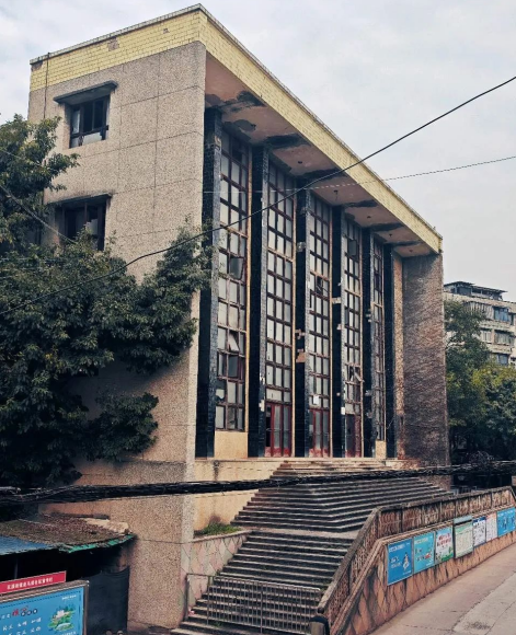 重庆巴南废弃了20多年的电影院，里面还遗留了大量上世纪的老物件