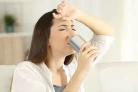 高血压患者总在半夜2、3点醒来，一般暗示这5个并发症，别大意图片