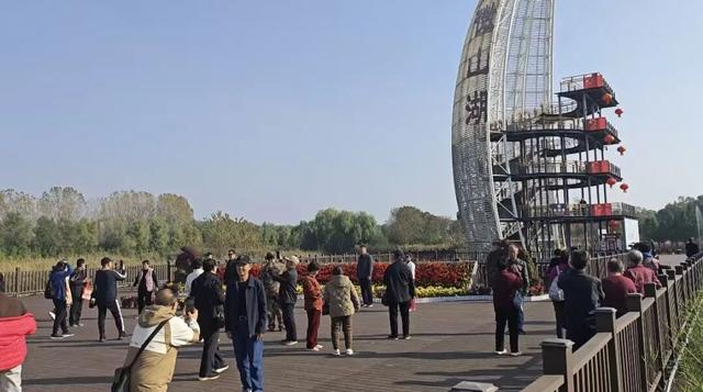 滕州微山湖红荷湿地:乐享双十一，“荷”你游湿地