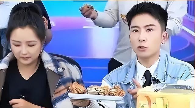 39岁何洁不忍直视，腋下勒出副乳肚子三层肉，要养4个娃操劳疲惫