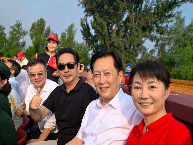 没想到，阅兵结束不到半月，唐国强因一个举动，再次实现口碑暴涨