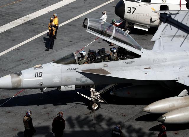 美航母红海三连事故，胡塞用无人机搅局，美国航母教中国海军一课