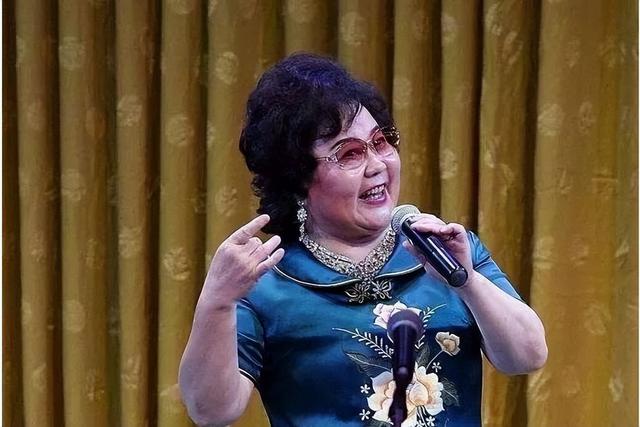 吃里爬外，永不回国？她带领30名演员选择留美，如今年过花甲归来