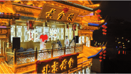 伞下热情，驱散秋寒丨雨中的邯郸道演出不停 游客热情不减！
