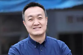 15年深圳老板雇脑瘫儿洗车，却发几百的工资，9年后咋样了图片