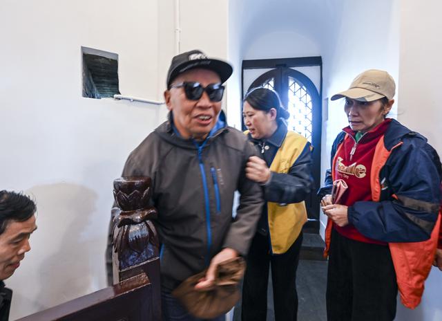 秋爽登文峰 塔下聚宾朋