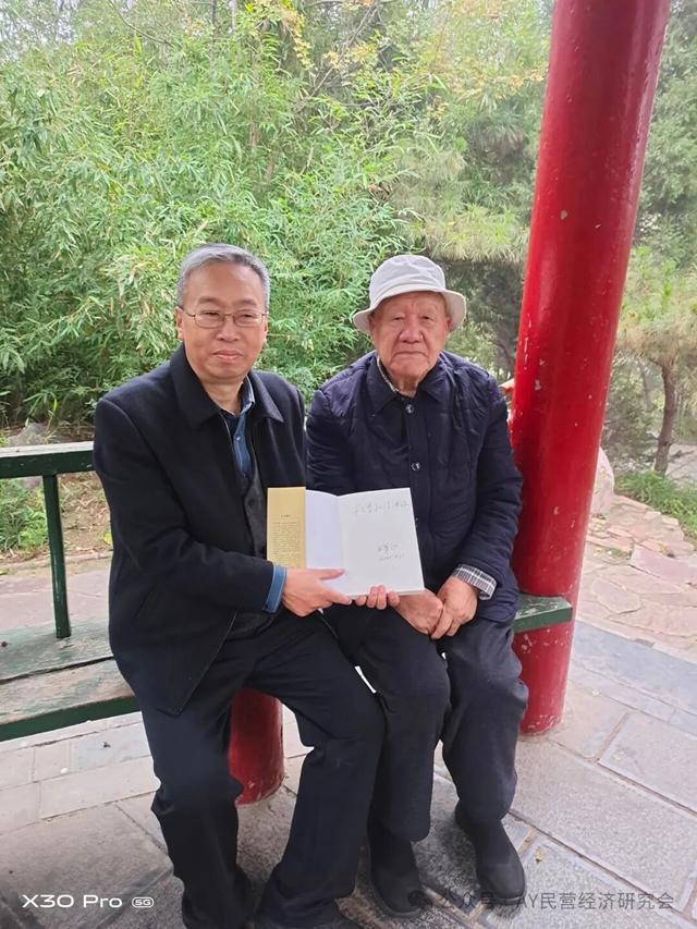 洹园晨雾里，九秩翁的晨光序曲——王革勋老先生晨练札记