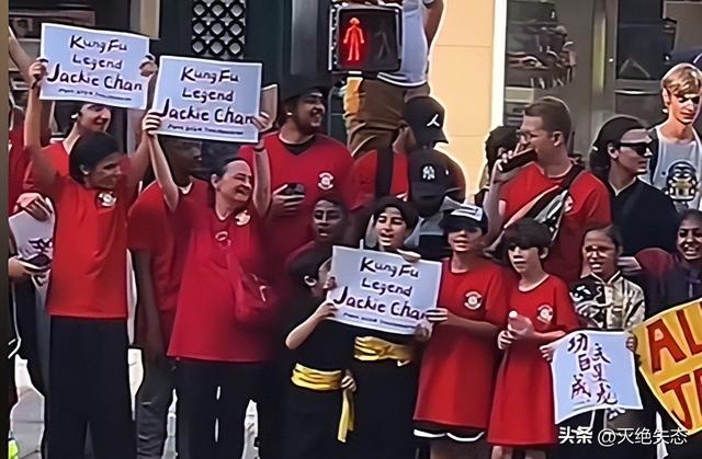 官媒对成龙的称呼变了，三字之差释放强烈信号，王晶那番话没说错