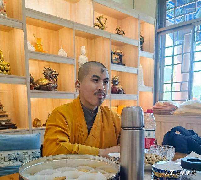 他用八年时间徒步走到拉萨，七步一叩首，7400里，竟磕出“天眼”