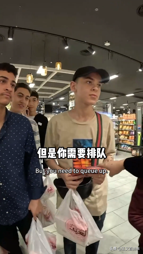 威武！俩中国女生埃及游，与当地5人互殴	，完胜后获围观者竖拇指