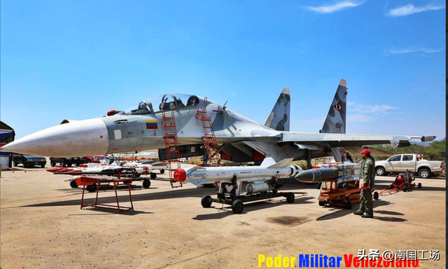 干得漂亮！马杜罗看完中国93阅兵后，下令F-16挂弹，飞越美军战舰