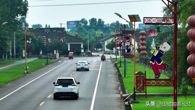 四川这座雪山下的历史文化名城，是著名的美酒之乡，你去过吗？