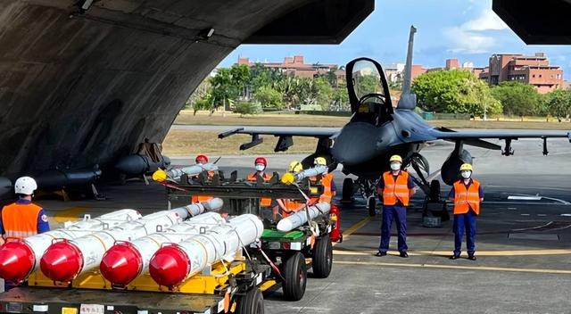 美国国务院发火	，要求中国大陆“必须停止”，岛内一个时代或终结