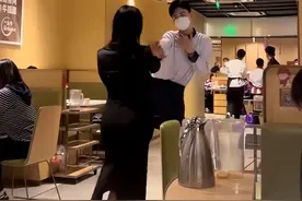 全网疯传“海底捞女员工尴尬服务”，有多悲哀：被羞辱的，何止她图片